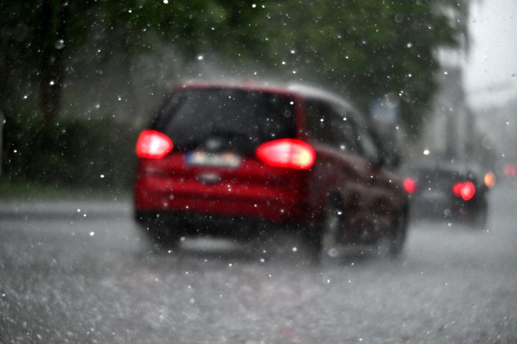 Vorsicht unterwegs: Bei Hagel Tempo drosseln und Warnblinker nutzen.