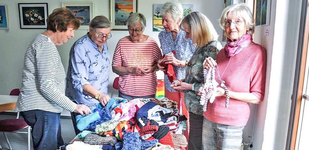 Die Kreativdamen beim Sichten der Ergbnisse der Stricknachmittage in der Genthiner Bibliothek.
