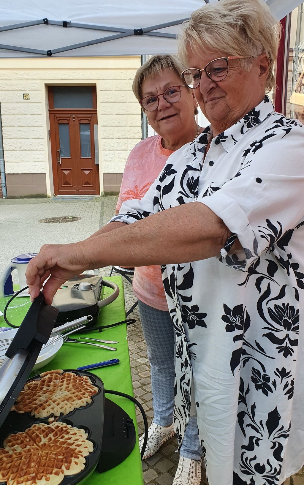 Kostenlose Stärkung: Auch der Modeexpress ist mit einem eigenem Stand vor Ort. Krysta (links) und Gitti (rechts) sind mit vollem Einsatz dabei!