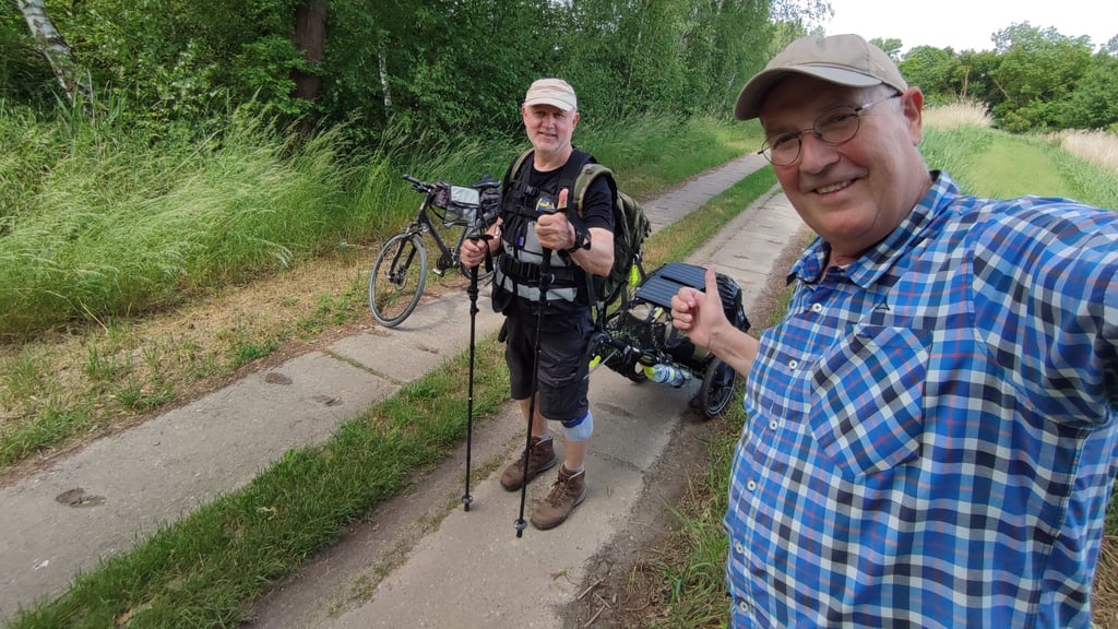 Der Morsleber Edgar Lahmann (r.) zeigte seinem Gast auf Zeit, Jürgen Benecke, auch ein Stück deutsch-deutsche Grenzerinnerungen an der Schaltstelle Weferlingen.