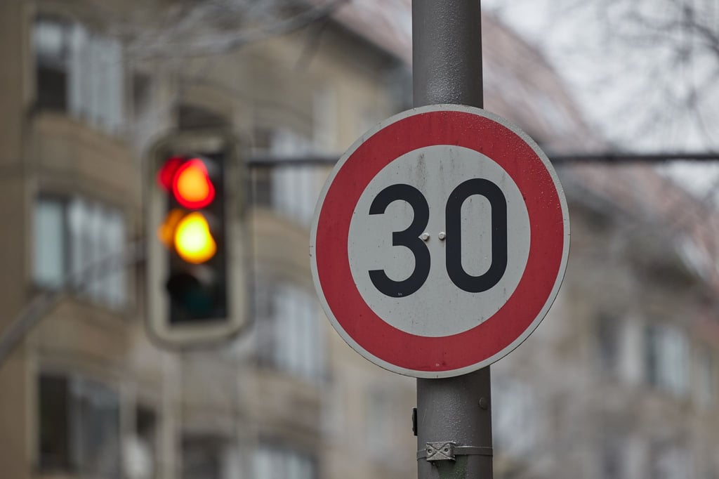 Auf mehreren Hauptstraßen in Niedersachsen wurde Tempo 30 getestet – mit positiven Effekten. (Symbolbild)