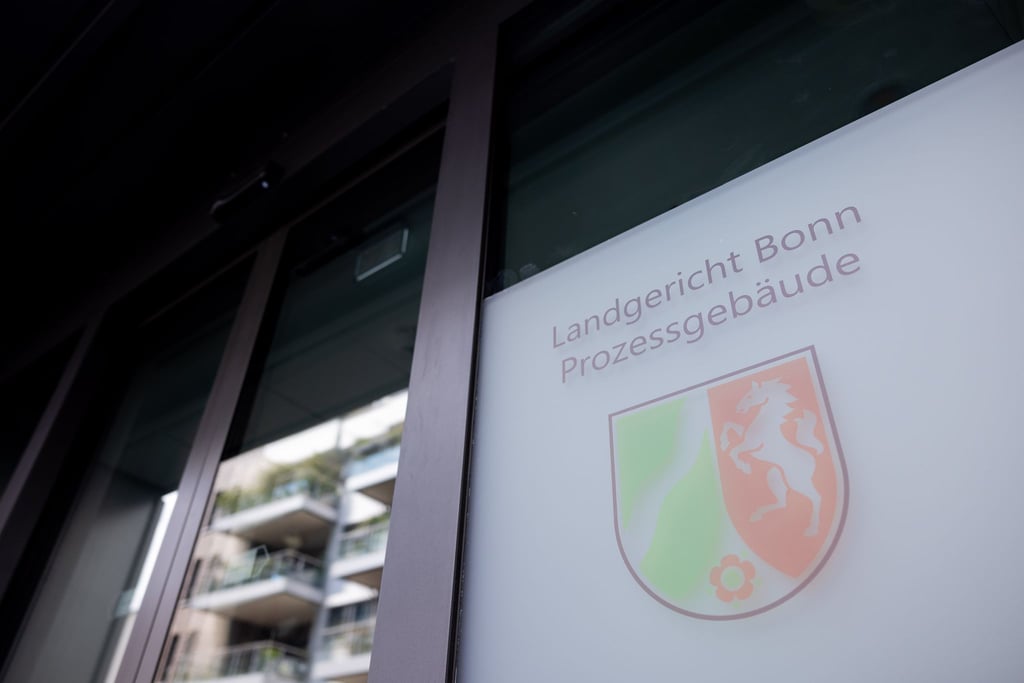 Bei Cum-Ex verschoben Finanzakteure Aktien mit („cum“) und ohne („ex“) Dividendenanspruch hin und her, um gar nicht gezahlte Steuern erstattet zu bekommen.