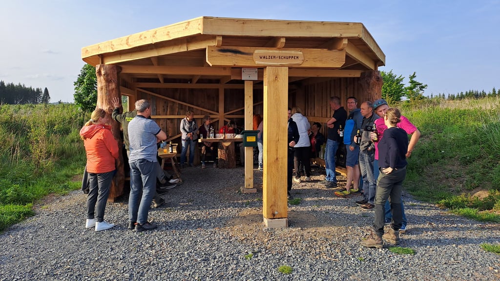 Beteiligte feiern die Einweihung der neuen Walzenhütte in der Nähe von Trautenstein.