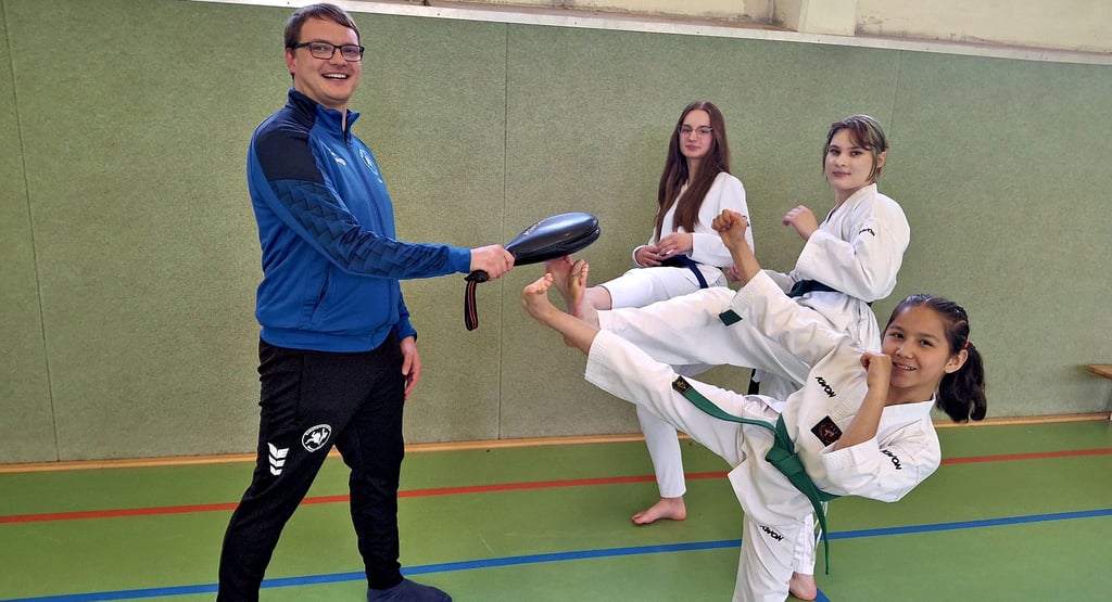 Mathias Nary mit seinen Schützlingen Zainab Vositboeva (vorn), Iraida Yarmoliuk und Adelina Koldashi (hinten).