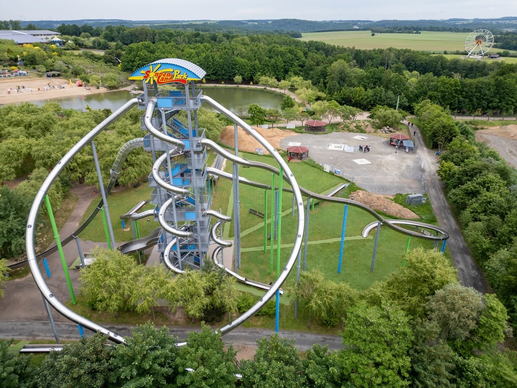 Hinter dem 35 Meter hohen Rutschenturm entsteht die neue Erlebnispyramide im Sonnenlandpark.