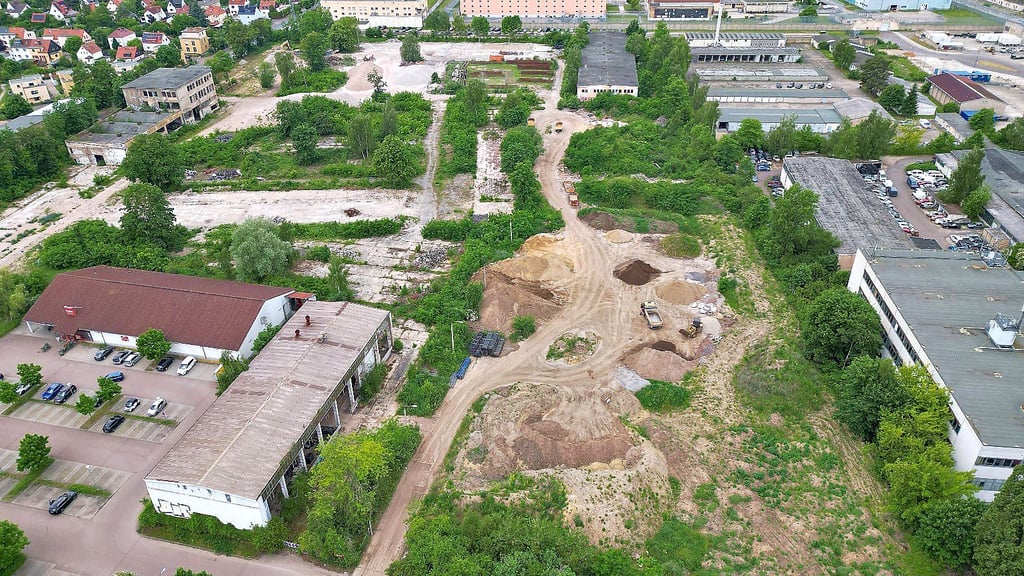 Auf dieser Brachfläche in der Frohen Zukunft soll bald ein neues Stadtquartier entstehen. Im Vordergrund links steht der Penny-Supermarkt.