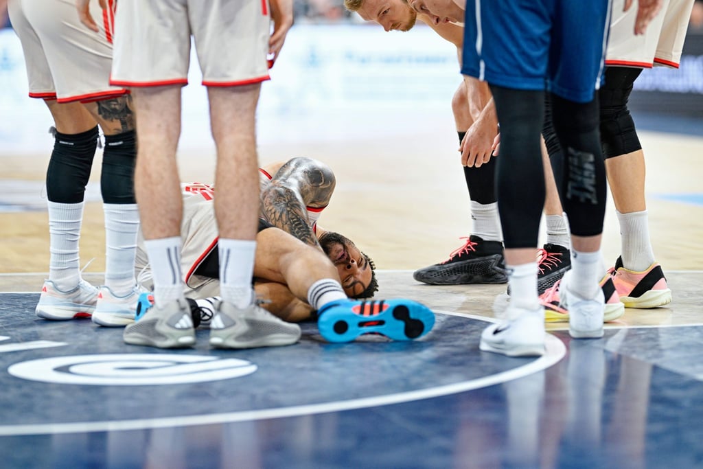 Münchens Nick Weiler-Babb verletzt sich im Spiel in Heidelberg.