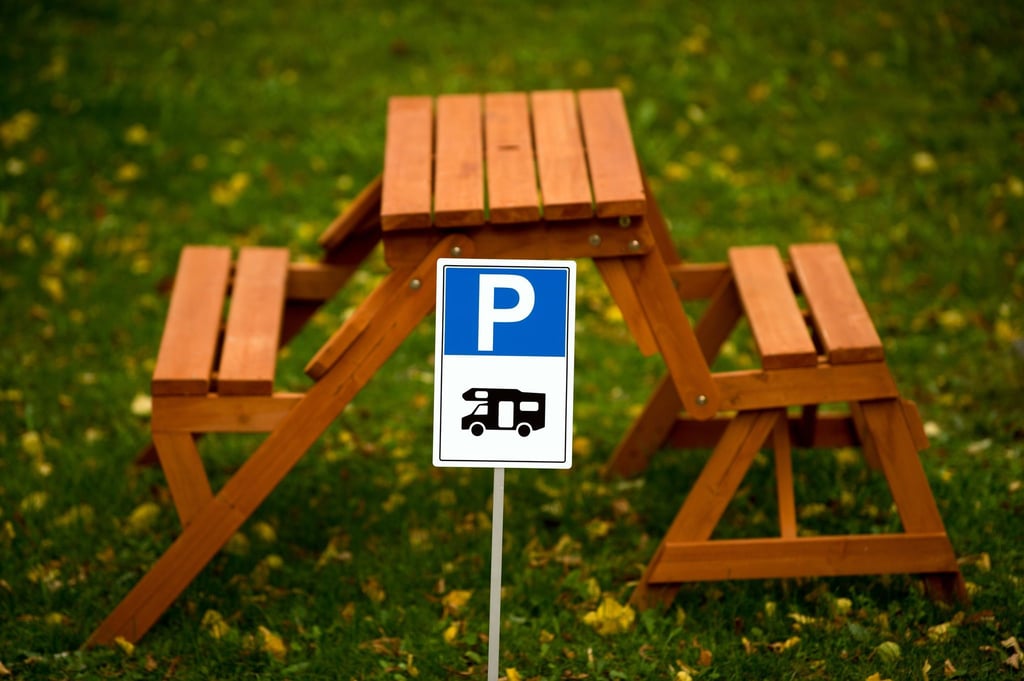 Speziell ausgewiesene Wohnmobil-Parkplätze suchen Camper laut ADAC an vielen Raststätten vergeblich.