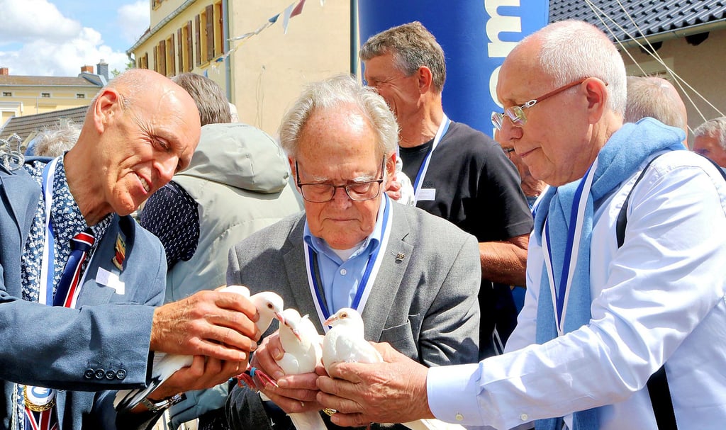 v.l. Roy Taylor, Täve Schur und Alexander Gustjatnikow vereint durch die Botschaft des Friedens.