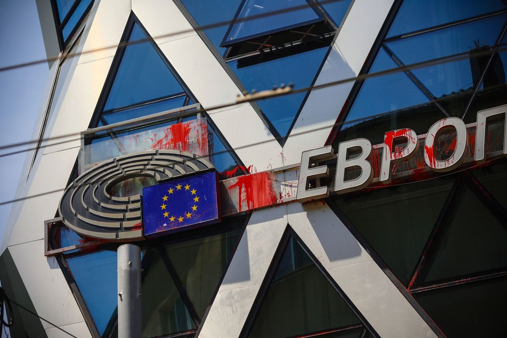 Spuren roter Farbbeutel am Gebäude von EU-Parlament und EU-Kommission in Sofia - Urheber waren prorussische Demonstranten.