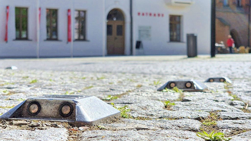 Diese Parkplatzmarkierungen am Stendaler Marktplatz sind nur schwer zu sehen und deshalb gefährliche Stolperfallen.