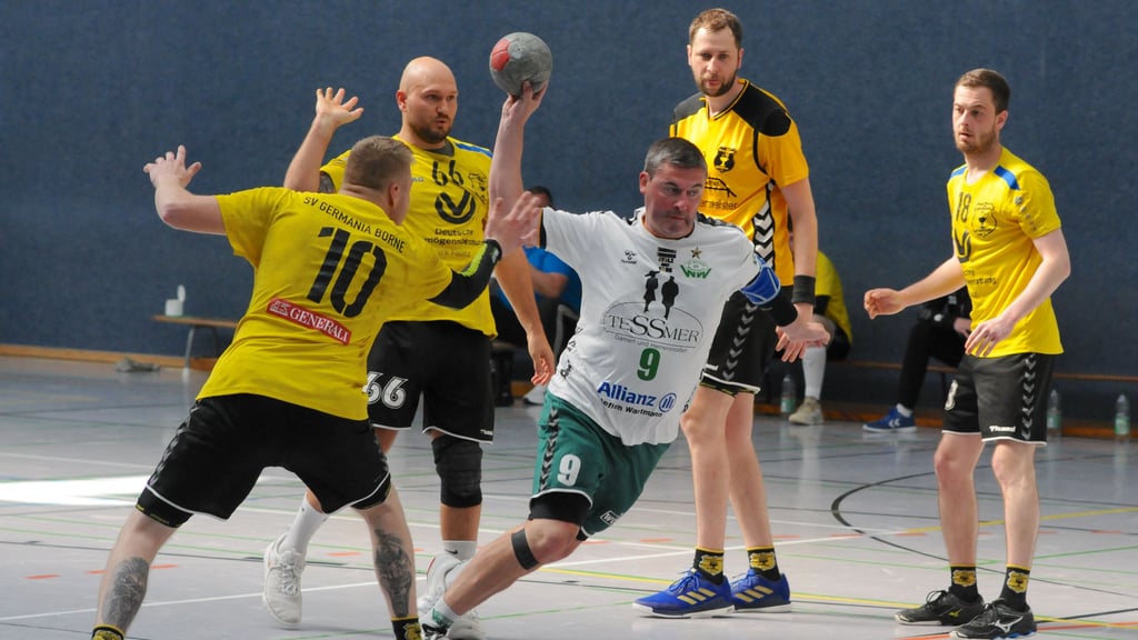 Eine weitere Wendung? Die Ligazugehörigkeit von Wacker Westeregeln um Marcel Chrzan (am Ball) und Germania Borne für die Saison 2025/26 ist noch nicht abschließend geklärt.