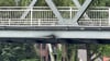 Eine Brücke in Lingen ist gesperrt, nachdem ein Frachter sie gerammt hatte.