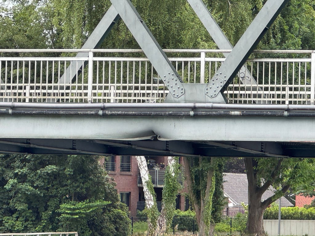 Eine Brücke in Lingen ist gesperrt, nachdem ein Frachter sie gerammt hatte.