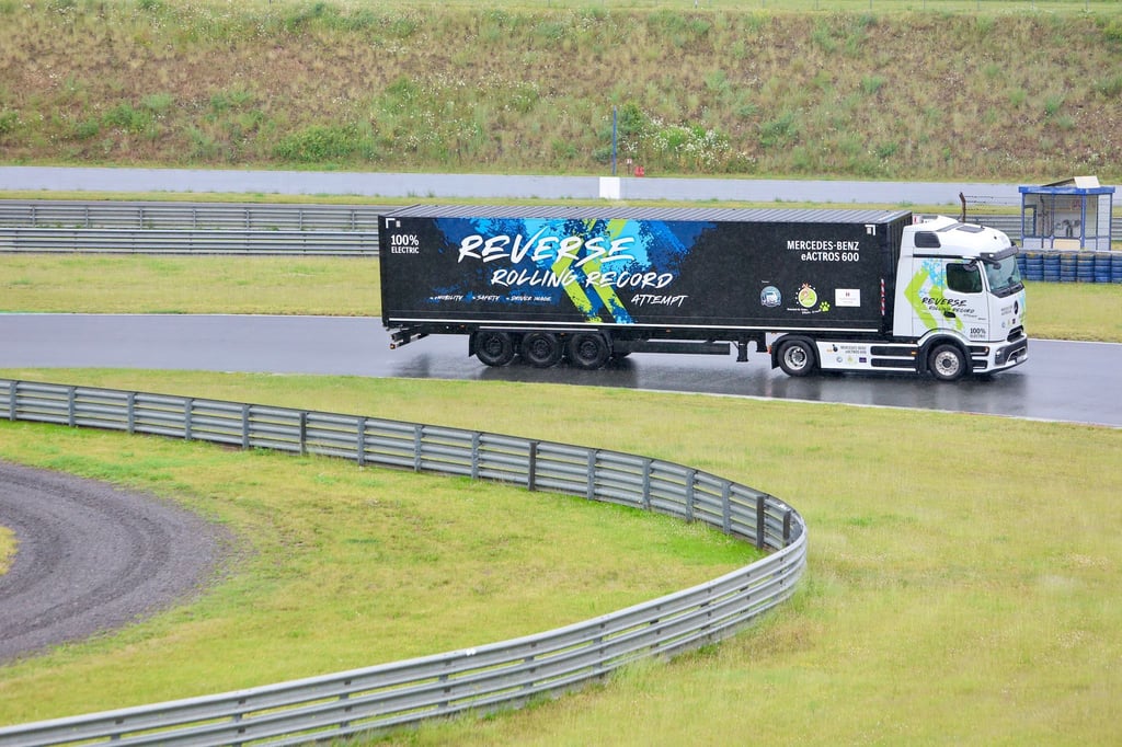 Die Rekord-Rückwärtsfahrt auf der abgesperrten Strecke in Oschersleben dauerte etwa 6 Stunden und 22 Minuten.
