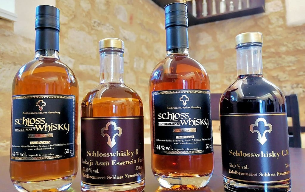 Dieses Kandidaten-Quartett reichte Matthias Hempel bei den „German Whisky Awards“ ein – ganz rechts der tiefdunkle Whisky aus dem eigenen Portwein-Fass.