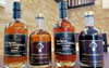 Dieses Kandidaten-Quartett reichte Matthias Hempel bei den „German Whisky Awards“ ein – ganz rechts der tiefdunkle Whisky aus dem eigenen Portwein-Fass.