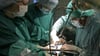 Es warten derzeit 132 Patientinnen und Patienten in Thüringen auf eine Niere - hier ist zu sehen wie bei einer Operation einem Spender eine Niere entnommen wird. (Archivbild)