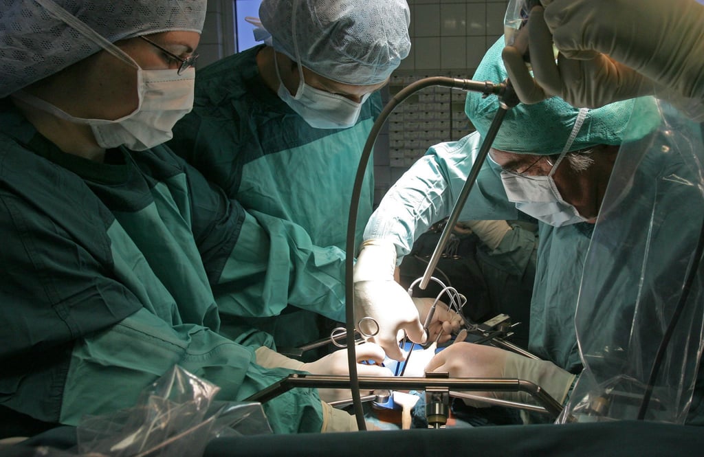 Es warten derzeit 132 Patientinnen und Patienten in Thüringen auf eine Niere - hier ist zu sehen wie bei einer Operation einem Spender eine Niere entnommen wird. (Archivbild)