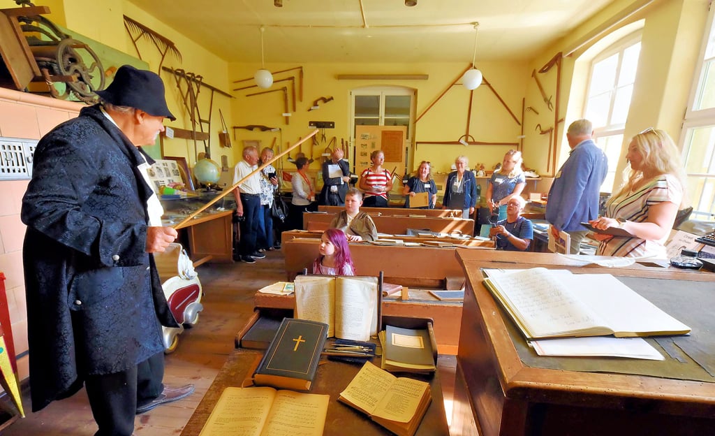Unterricht wie früher – inklusive Rohrstock – gehörte zum Programm: Die Jury besuchte die Alte Schule in Görzig.