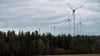 Im Süden Niedersachsens sollen Waldflächen für Windräder geöffnet werden, wie hier in Bayern. (Archivbild)