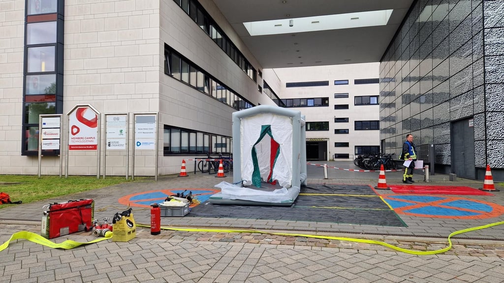 Eine Dekontaminationsdusche wurde vor Ort aufgebaut.