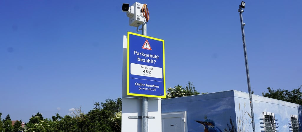 Seit Neuestem wird "gefilmt", wenn ein Auto auf den Parkplatz (und auch wieder herunter) in Burgliebenau am Wallendorfer See fährt.