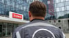 Mitarbeiter haben auf ihren Overalls noch das alte Logo von MAN, aber das Augsburger Traditionsunternehmen heißt nun Everllence.