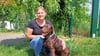 Die stellvertretende Tierheimleiterin Lena Peters mit der ausgesetzten Hündin Fee. 