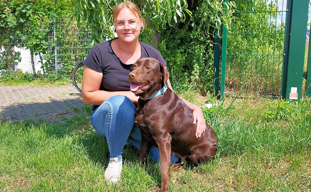 Die stellvertretende Tierheimleiterin Lena Peters mit der ausgesetzten Hündin Fee.