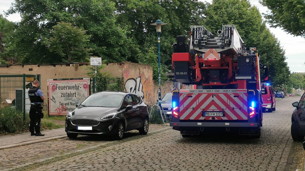 Ein Falschparker versperrt die Feuerwehrzufahrt zu einem Mehrfamilienhaus in der Neue Straße/ Karl-Schmidt-Straße.