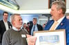 Letztmalig wurde der Genthiner Bürgerpreis Anfang 2024 verliehen. Damals überreichte Bürgermeister Matthias Günther (r.) die Urkunde an Bernd Neumann.