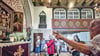 Siegfried Koch (r.) vom Förderverein Kader Kirchen verfügt über große Erfahrungen, Gäste durch das Gotteshaus zu führen. Hier erklärt er Besuchern aus dem brandenburgischen Warchau, Mitgliedern des örtlichen Kirchenbauvereins, den bekannten und sehenswerten  Cranach-Altar. Insbesondere für Wochenend-Ausflügler ist die Kirche Kade ein beliebtes Ziel. 