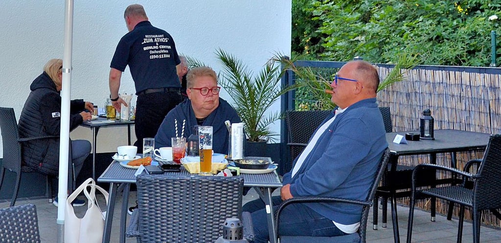 Bei schönem Wetter wird auch der Außenbereich des griechischen Restaurants „Zum Athos" vermehrt frequentiert.