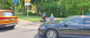 Anneliese Lange und Klaus-Dieter Plickert wollen den Kreisverkehr Ruth-Lübschütz-Platz überqueren. Erst das sechste Auto hielt an. 