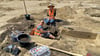 Beim Deichbau in Ferchland an der Elbe sind über 300 archäologische Fundstücke ausgegraben worden. Hier wird eine äußerst gut erhaltene Vase freigelegt.