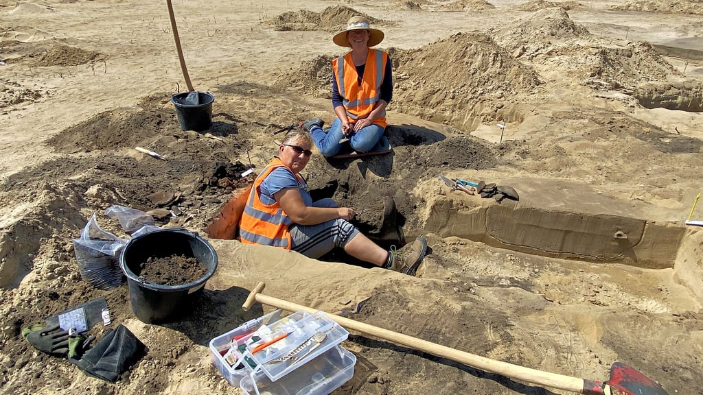 Beim Deichbau in Ferchland an der Elbe sind über 300 archäologische Fundstücke ausgegraben worden. Hier wird eine äußerst gut erhaltene Vase freigelegt.