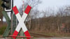 An einem Bahnübergang in Schleswig-Holstein ist es zu einem tödlichen Unfall gekommen. (Illustration)