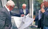 Der Stadtratsvorsitzende Klaus Ewertowski (2. von links) enthüllte mit Berliner Stadtverordneten  die Gedenktafel an der Bismarckstraße 10. 