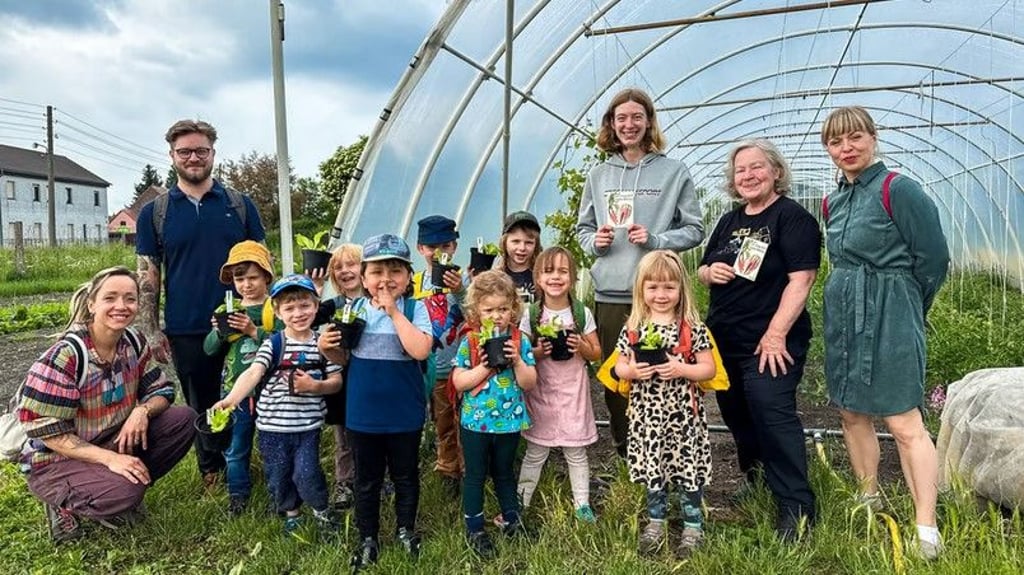 Gemeinsam mit Gärtnerin Danielle Nitzsche (3. v. r.) haben die Kinder des Wittenberger Waldkindergartens kleine Salatsetzlinge eingetopft.