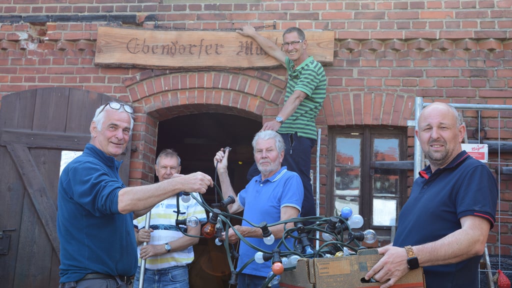 Zum großen Mühlentag laufen auf dem Hof der Ebendorfer Mühle die Vorbereitungen. Michael Oeltze (von links), Siegfried Bark, Heinz Reckler, Jörg Naumann und Robert Peglow packen für die Vorbereitungen mit dem Besuch des Doppelgänger-Dorfes mit an.