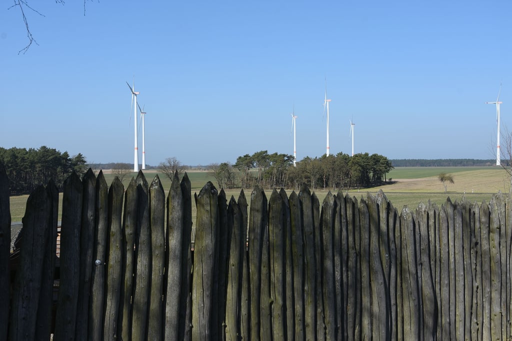 Blick von der Langobardenwerkstatt auf den bestehenden Windpark Zethlingen/Cheinitz. Er soll erweitert werden. Doch dagegen regt sich Widerstand.