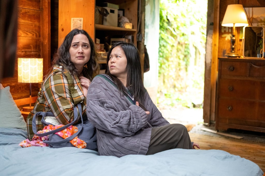 Lily Gladstone und Kelly Marie Tran in einer Szene des Films „The Wedding Banquet“.