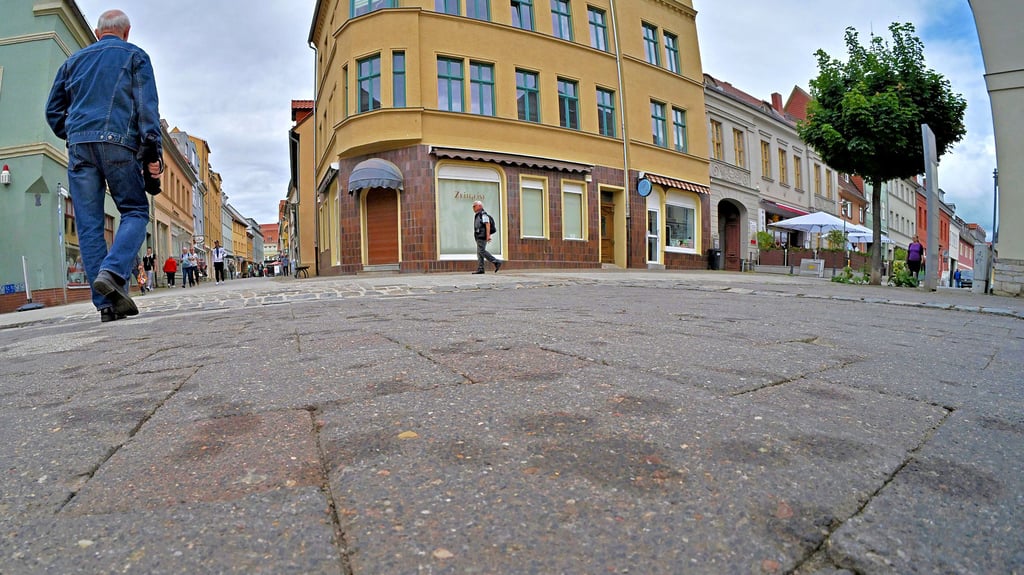 Dieses Bild zeigt sich seit Montag auf dem Pflaster in der Innenstadt, hier am Holzmarkt. Die Vielzahl der störenden Ölflecken ist nicht zu übersehen. 