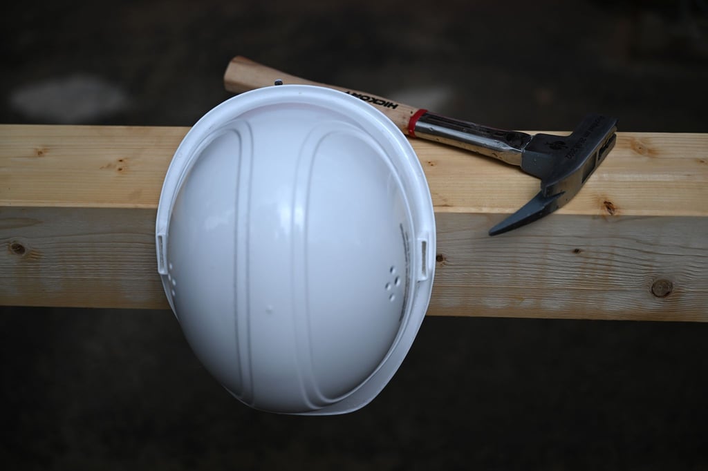 Bauen? Aber richtig! Wer An- oder Umbauten ohne notwendige Genehmigung errichtet, muss mit üblen Konsequenzen rechnen.
