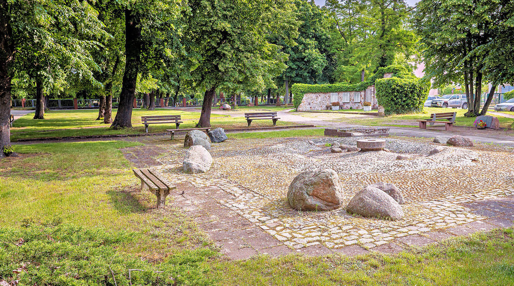 Der Friedhofsvorplatz steht schon seit Jahren auf der To-Do-Liste der Stadt Gommern. Er soll umgestaltet werden. Jetzt haben die Planungen begonnen. Sobald Fördergelder fließen, geht es los. Auch dem trockenen Springbrunnen soll neues Leben eingehaucht werden.