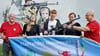 Vanessa Stettin (2.v.l.) und Sina Lerbs von den Stadtwerken übergeben  den Schützen Manfred Schulze (l.), Colin Kubisch (Mitte)  und Ulrich Trimkowski ein neues Gewehr.