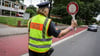 In der Nähe von Schulen sollten Autofahrer und -fahrerinnen besonders vorsichtig fahren - doch nicht alle tun das. (Archivbild)