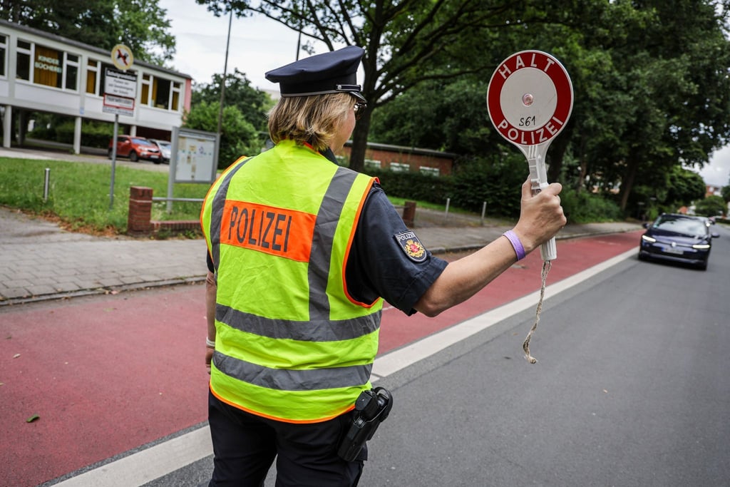 In der Nähe von Schulen sollten Autofahrer und -fahrerinnen besonders vorsichtig fahren - doch nicht alle tun das. (Archivbild)