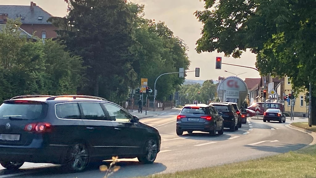 Die Ilsenburger Straße in Wernigerode, die am Harzklinikum vorbeiführt, ist eine der Hauptverkehrsadern der Stadt.